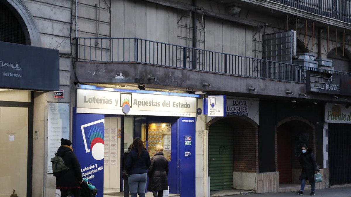 Cues dilluns a la tarda per cobrar en una administració de Lleida.