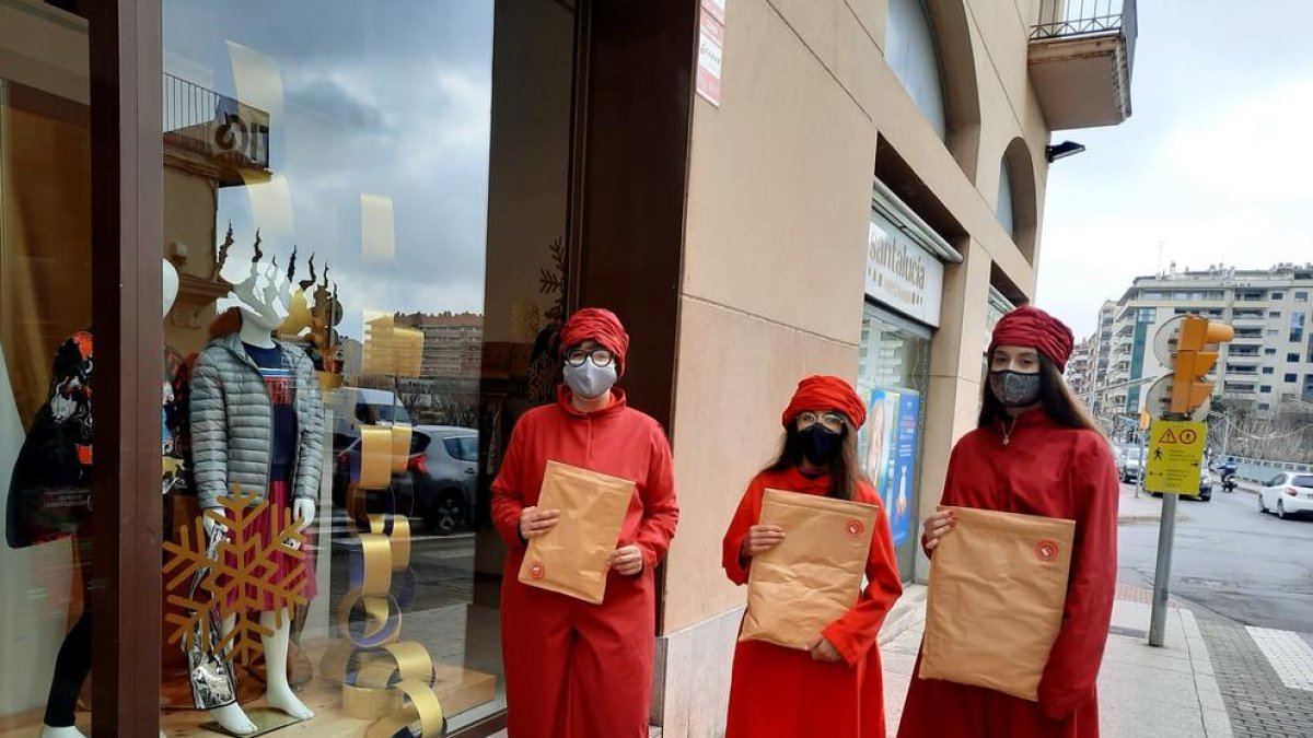 Integrantes de la Mensajería Real de Balaguer recogiendo cartas.