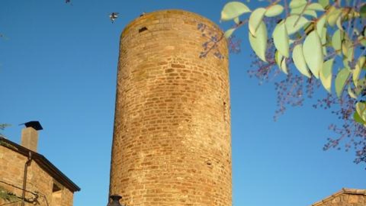La actual torre del castillo de Vilamajor, en Cabanabona. 