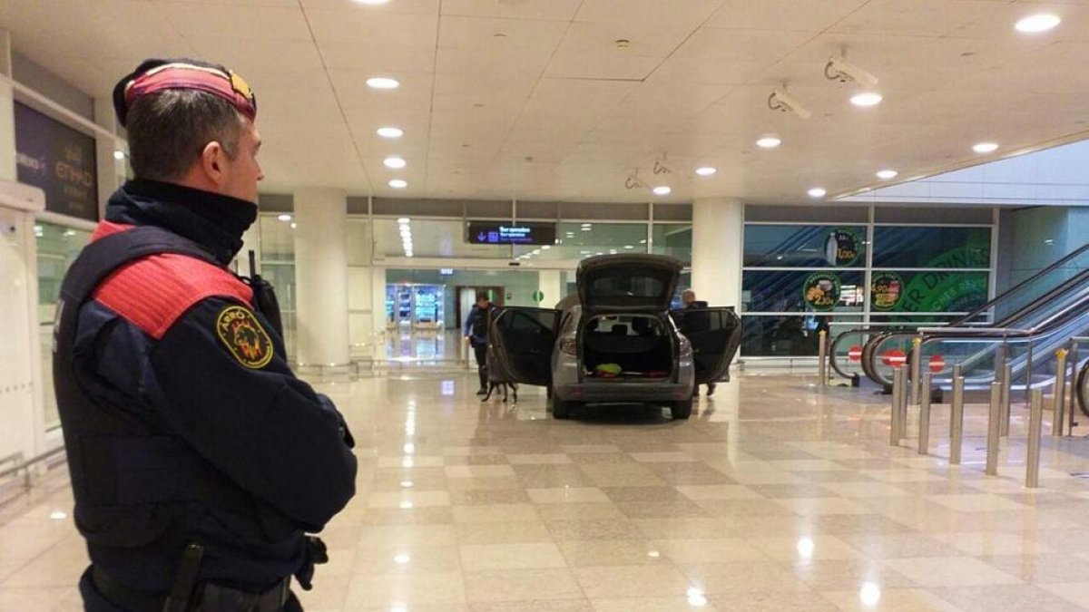 Els Mossos escorcollen el vehicle que va accedir a la terminal 1 de l’aeroport del Prat.