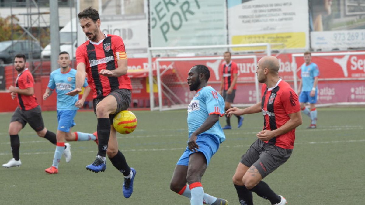 El capitán del EFAC, Viladegut, corta un balón en una acción del partido.