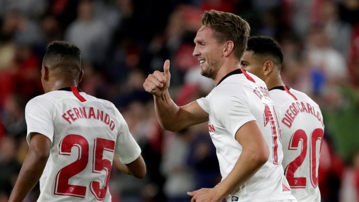 L’holandès De Jong celebra el gol amb què va donar el triomf al Sevilla.