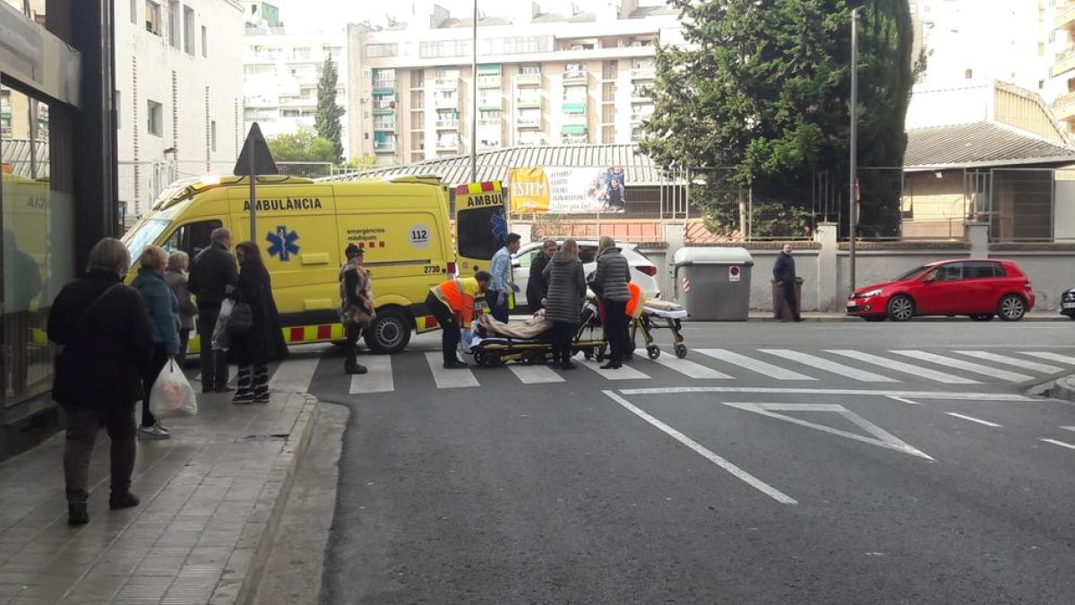 Auxilian a una mujer de 82 años tras tropezarse en la Zona Alta