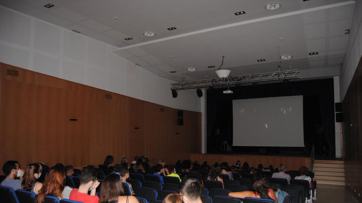 Sessió de cine ahir al Casal Cultural Josep Maria Solé i Sabaté, a Miralcamp.