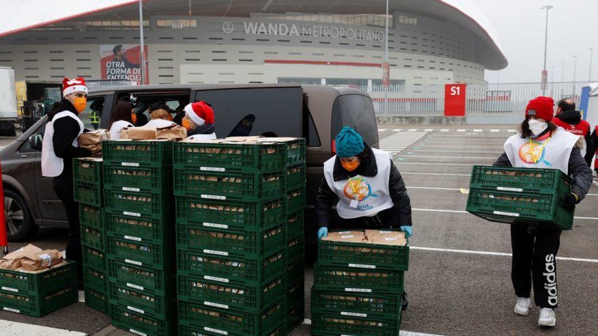 Els menús de l’ONG del xef José Andrés a l’arribar al Wanda Metropolitano, ahir al matí.