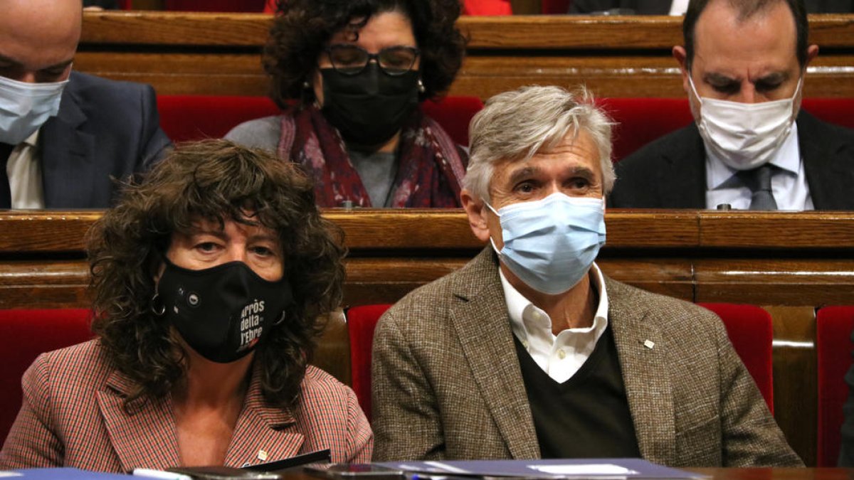 La consejera Teresa Jordà y el conseller Josep Maria Argimon, durante el pleno en el Parlament de este miércoles.