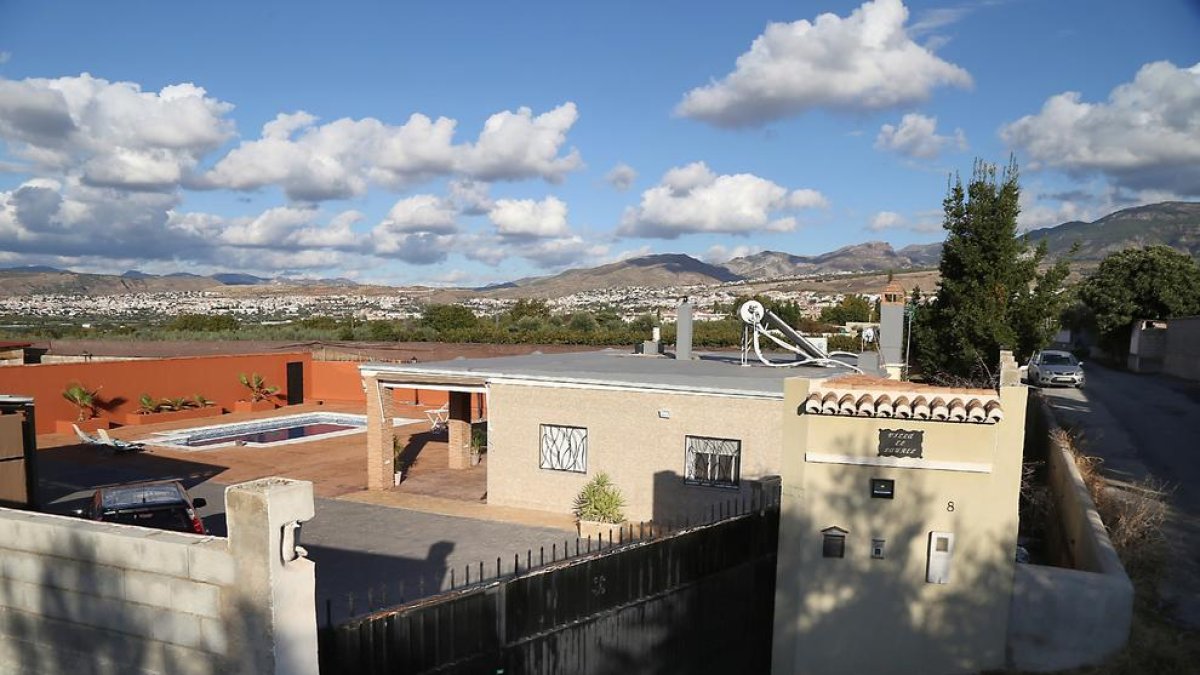 Vista de la vivienda donde hallaron los dos caáveres en La Zubia.