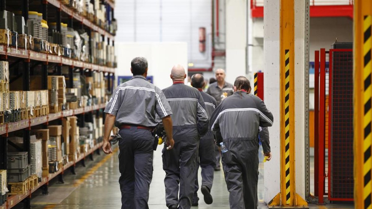 Treballadors acaben la jornada laboral en un magatzem de productes.