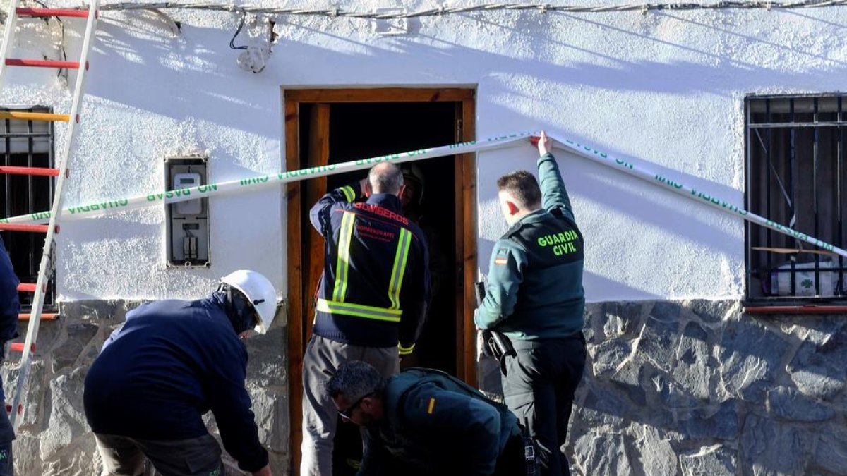 Agentes de la Guardia Civil precintan la vivienda.