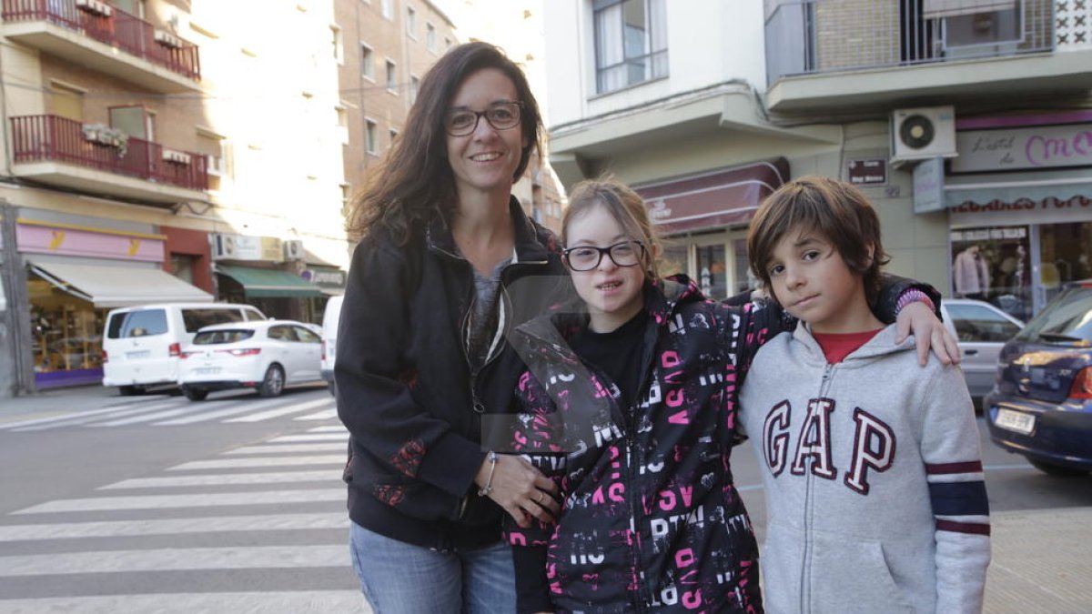 La leridana Olga Parés junto a sus hijos, Àngela, de 14 años, y Arnau, de nueve.
