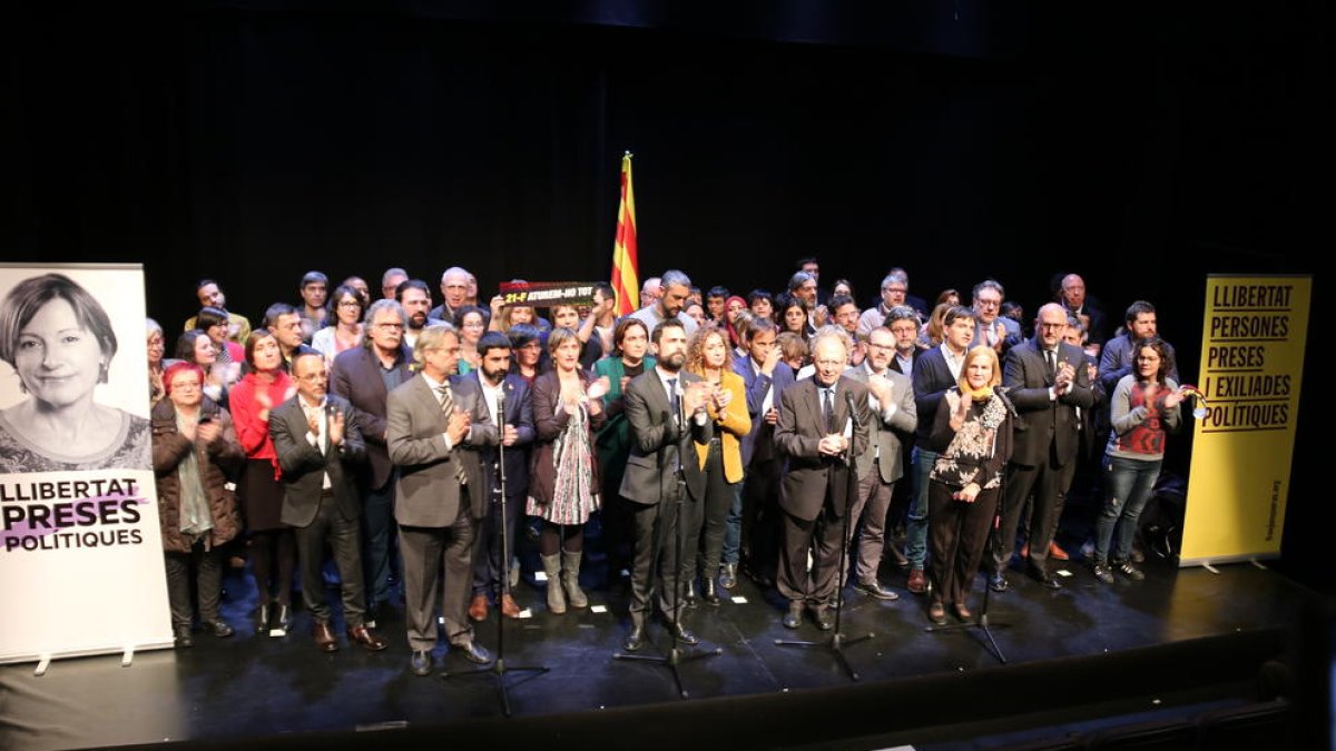 Un moment de l’acte celebrat ahir a Madrid en què es va demanar la posada en llibertat de Forcadell.