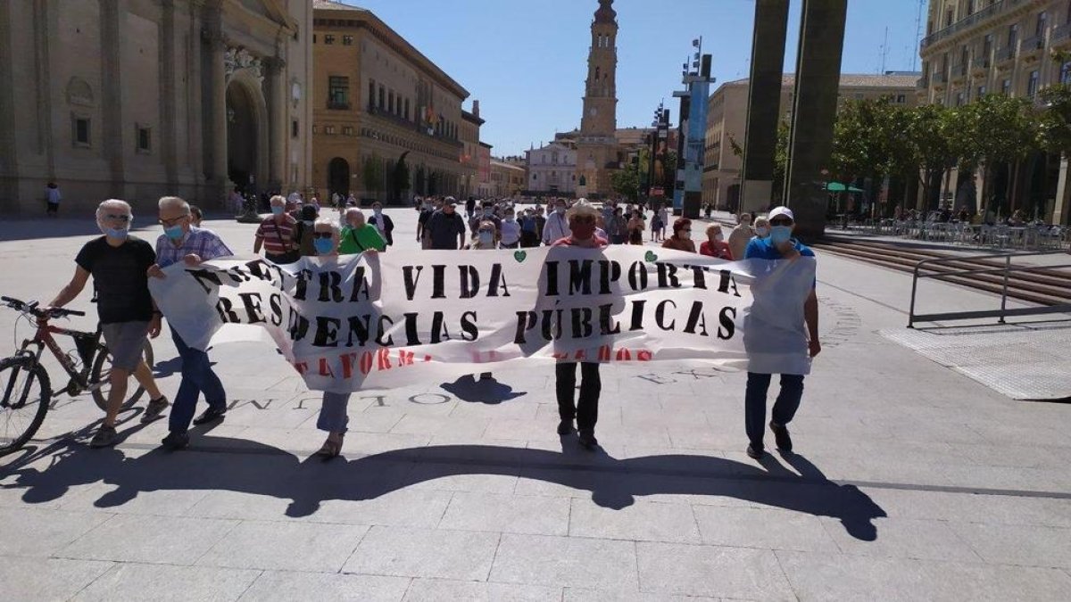 El Movimiento de Pensionistas de Aragón se manifiesta en recuerdo a las víctimas de la pandemia.