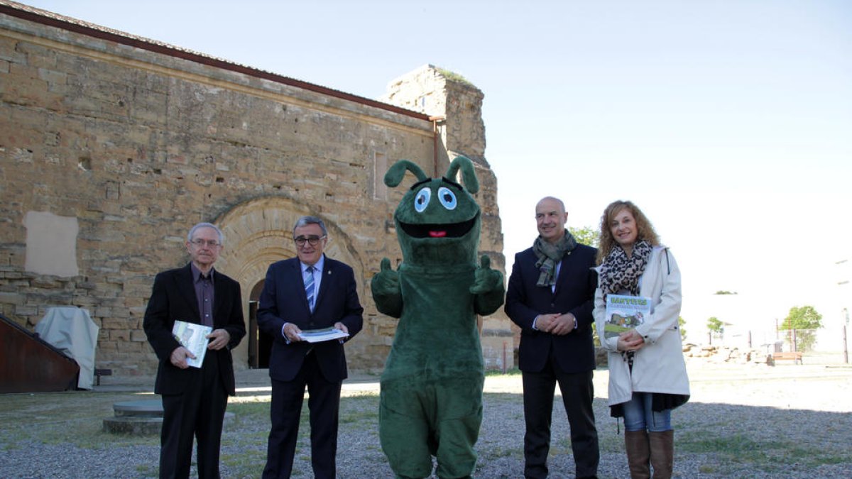 L’alcalde, Àngel Ros, i l’autor Fermí Capell (esquerra) van presentar ahir les novetats a Gardeny.