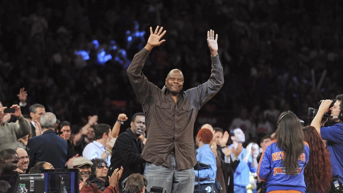 Ewing saluda el públic mentre assisteix a un partit de l’NBA.