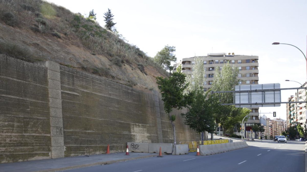 El talud que se desprendió, con parte de la acera de la calle Cos-Gayón todavía cortada, ayer. 