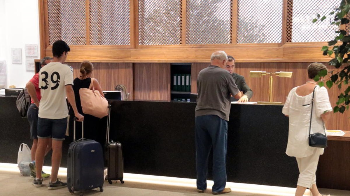 Imatge de turistes a la recepció del Parador de Lleida.