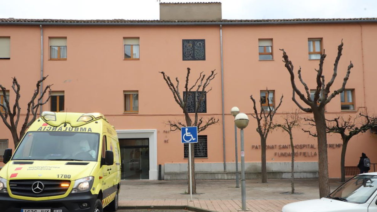 Imagen de archivo de una ambulancia ante la residencia.