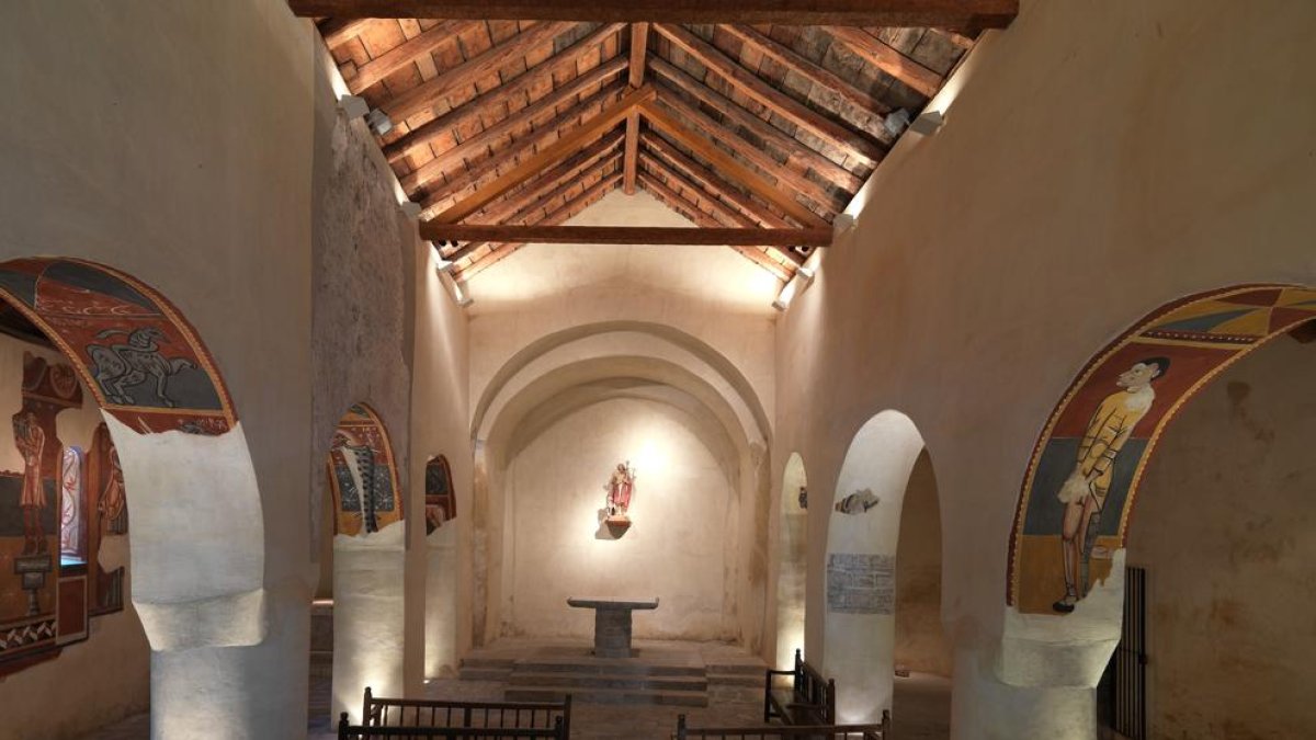 Vista de l’interior de l’església de Sant Joan de Boí i de les seues pintures.