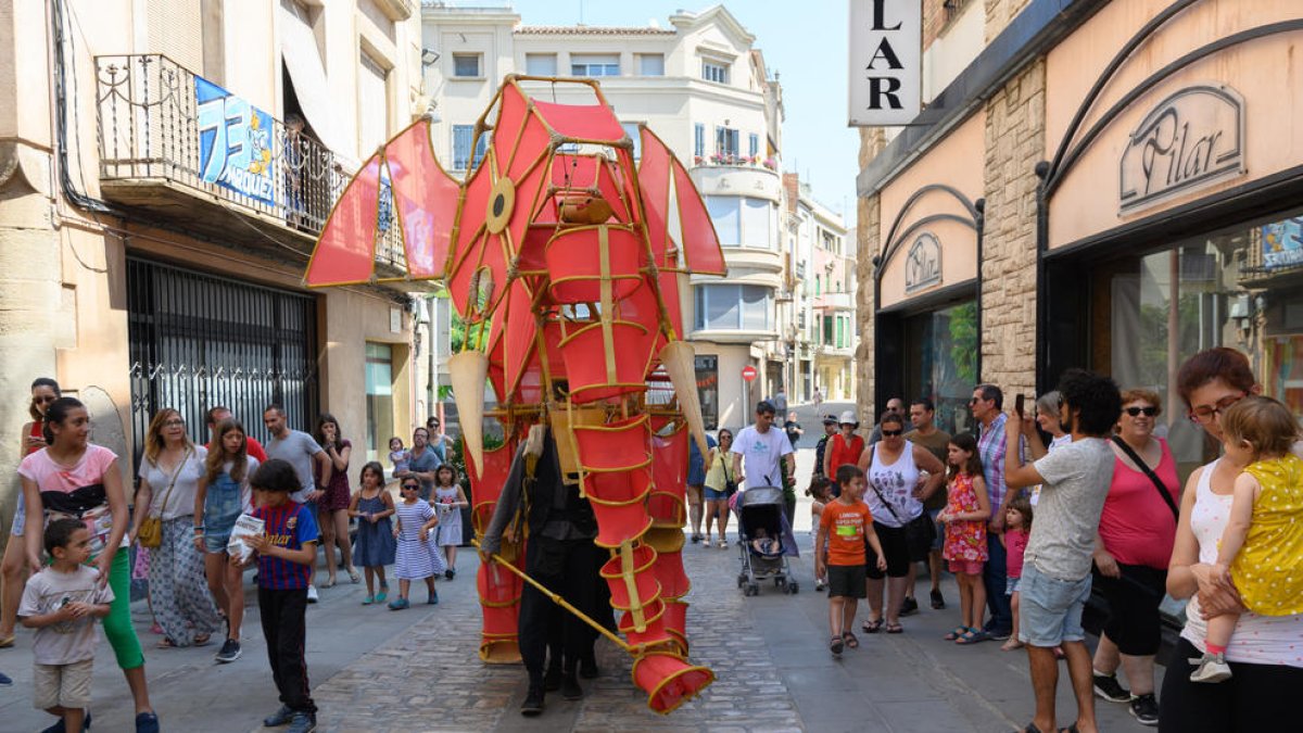 El elefante ‘Hathi’ del Centre de Titelles de Lleida animó ayer las calles del centro histórico de Cervera.