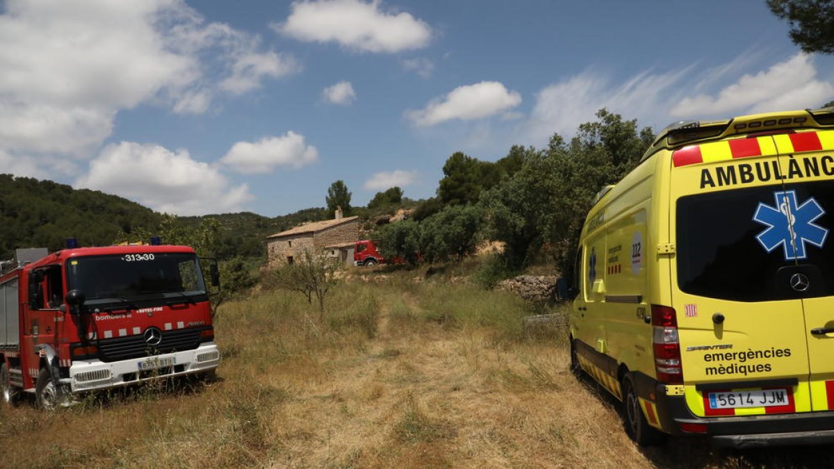 Bomberos y ambulancia en uno de los últimos accidentes mortales de tractor, el 3 de junio en Maials. 