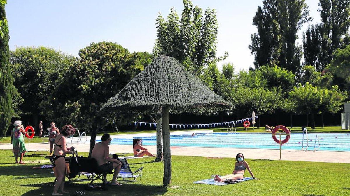 De arriba a abajo y de izquierda a derecha, el aspecto ayer de las piscinas del CN Lleida, Sícoris, CT Lleida y CT Urgell.