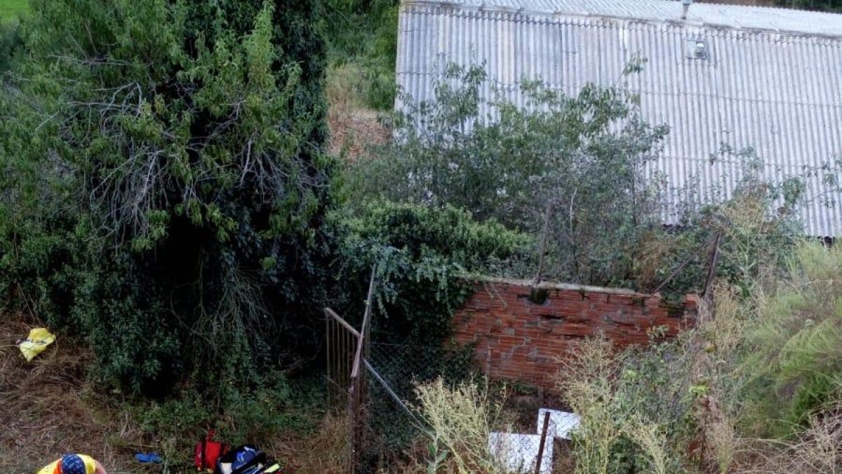 Imagen del lugar donde se produjo la caída (i) y del rescate del herido (d).