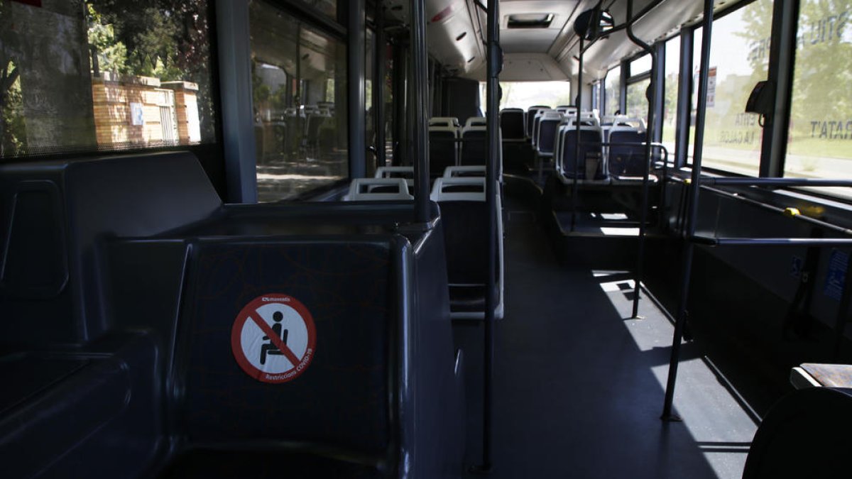 Un autobús urbà completament buit circulant ahir per la ciutat.