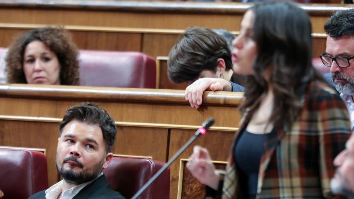 El republicano Gabriel Rufián observa a la líder de Cs, Inés Arrimadas, en el Congreso, en enero.