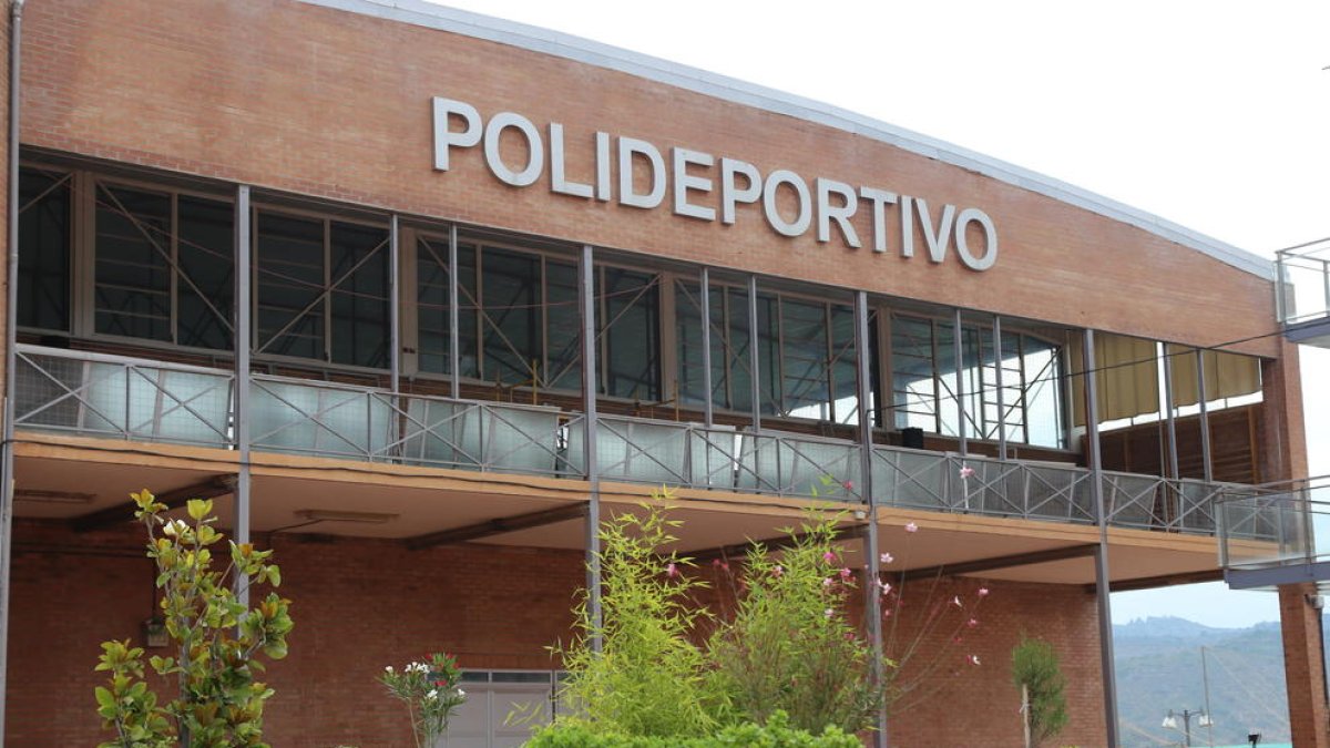 La façana del pavelló poliesportiu de Mequinensa.