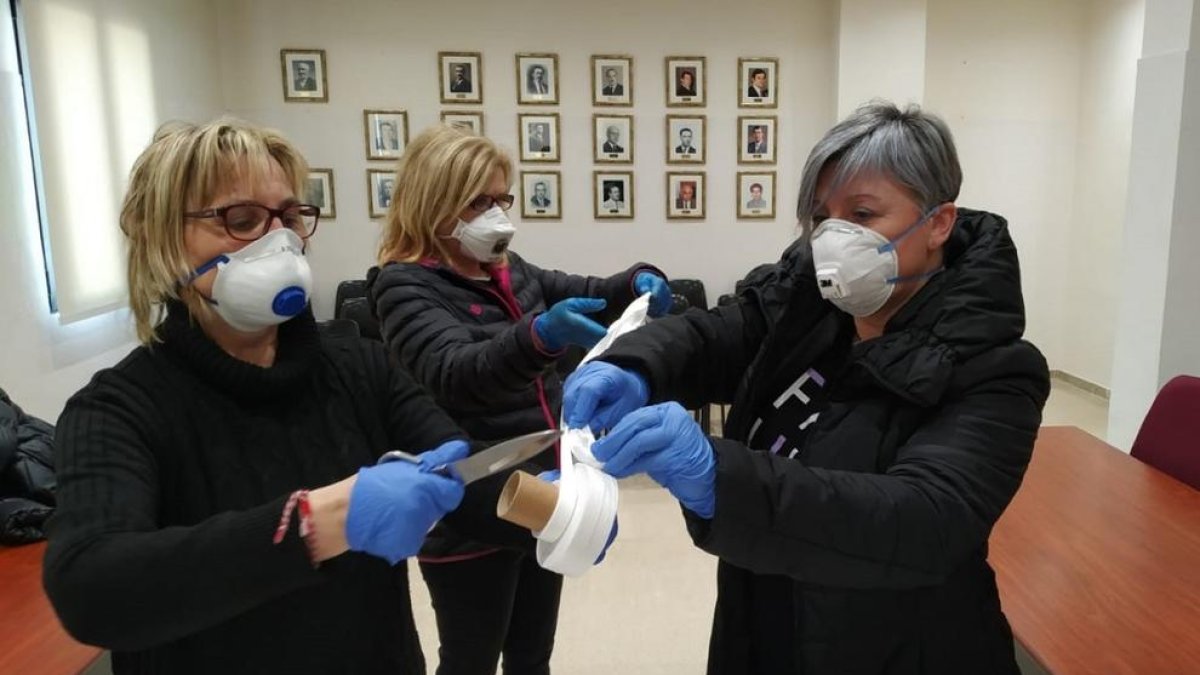 Torres de Segre ha reunit més de 80 voluntaris per confeccionar mascaretes per fer front a la falta de material.