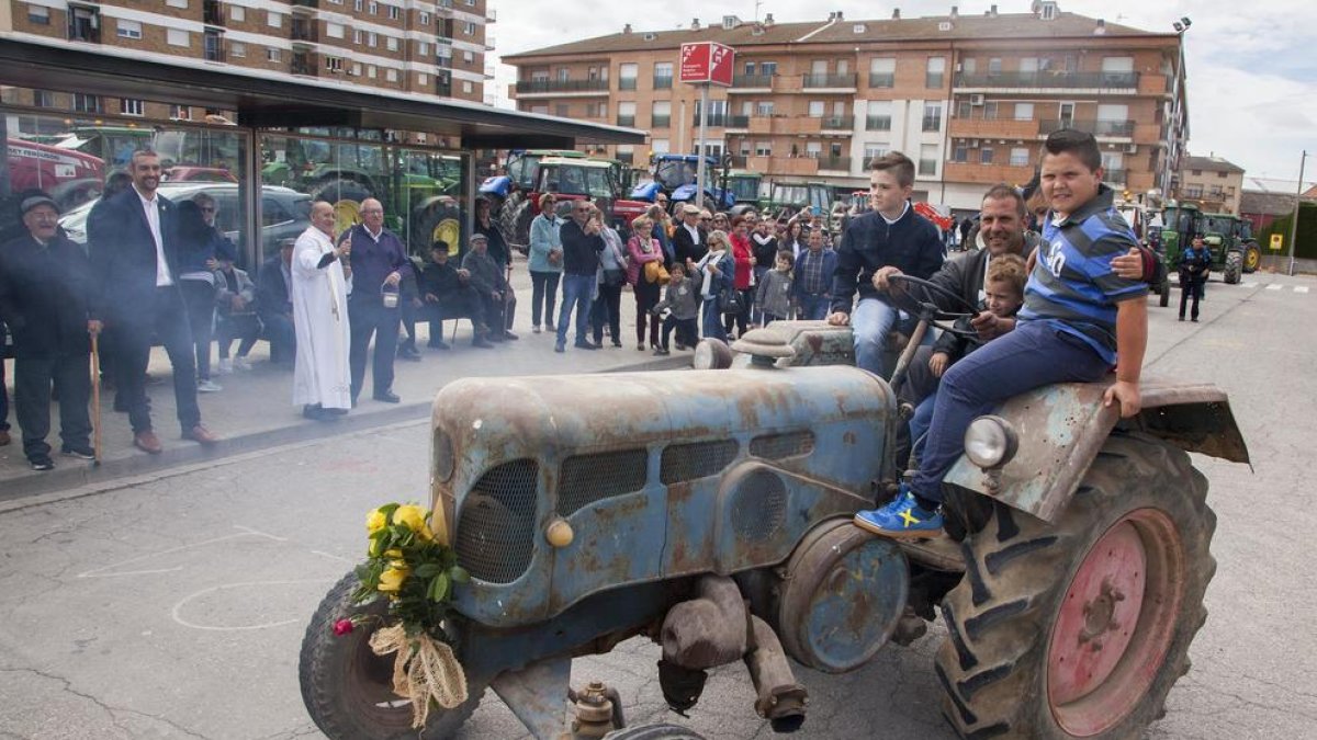 Entre els tractors hi havia autèntiques peces de museu i participants de Montgai, Butsènit i Puigverd.