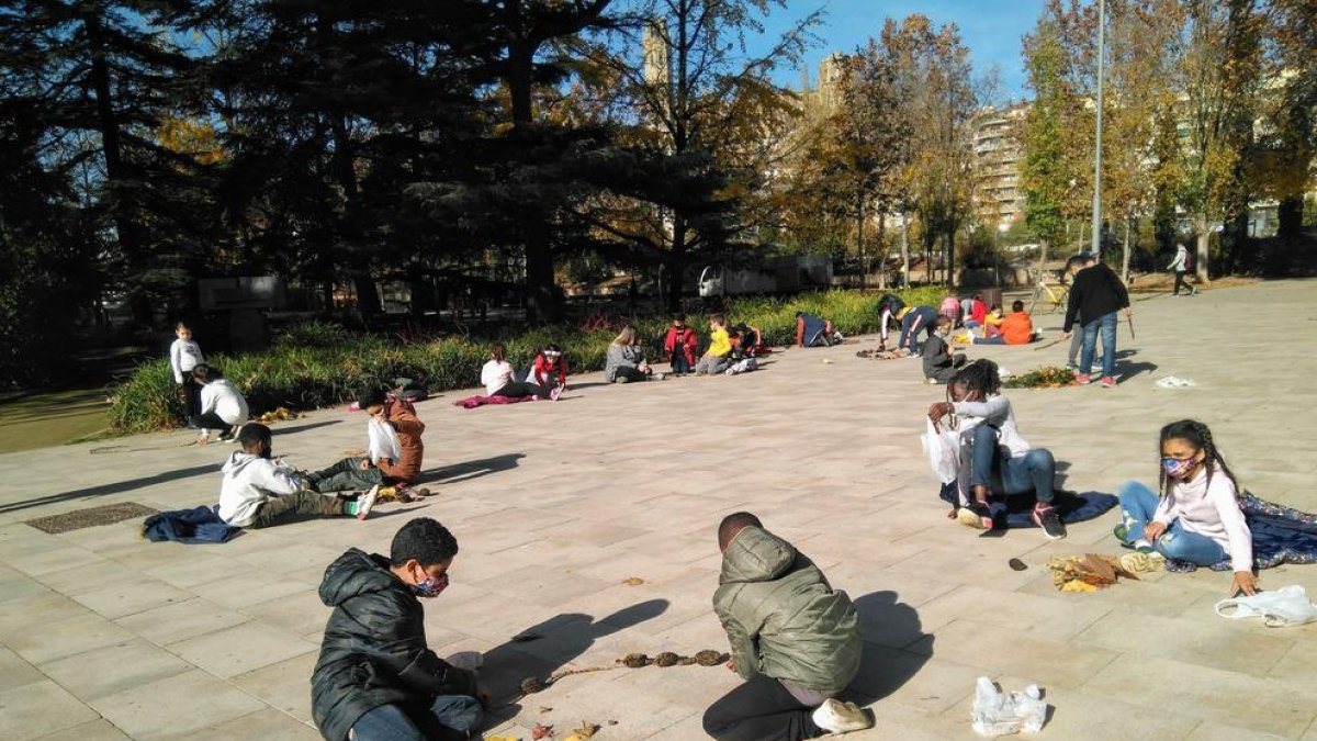 Los alumnos se dividieron en pequeños grupos para crear sus obras.