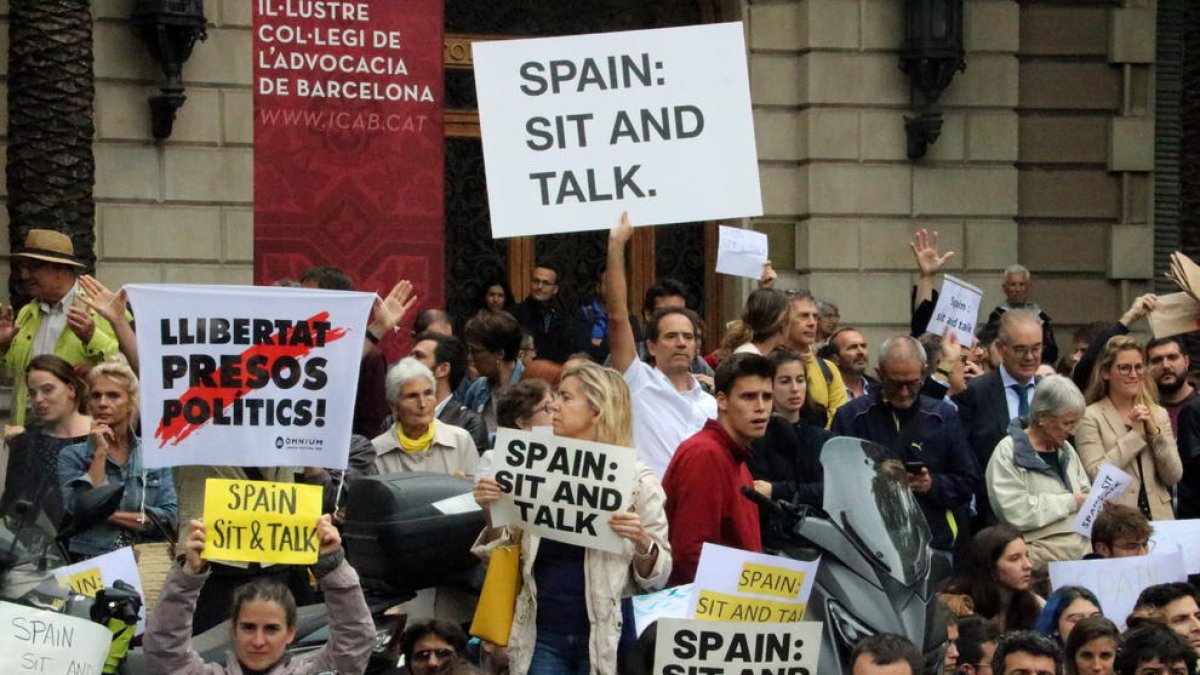 Manifestantes con pancartas que reclaman diálogo con el Estado.