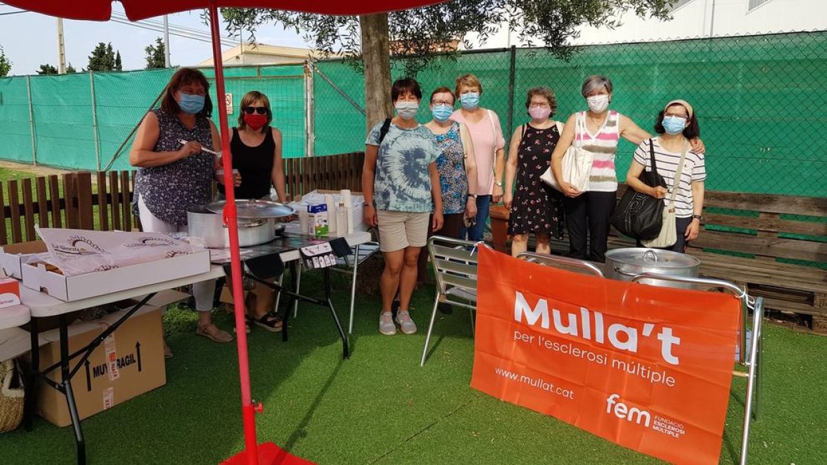 Venta de material de la fundación, en el mercado de Linyola. 