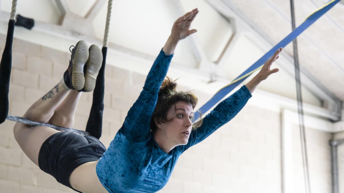 Ensayo en el Mercat de les Flors de una acróbata para el espectáculo de circo ‘Estat d’emergència’.