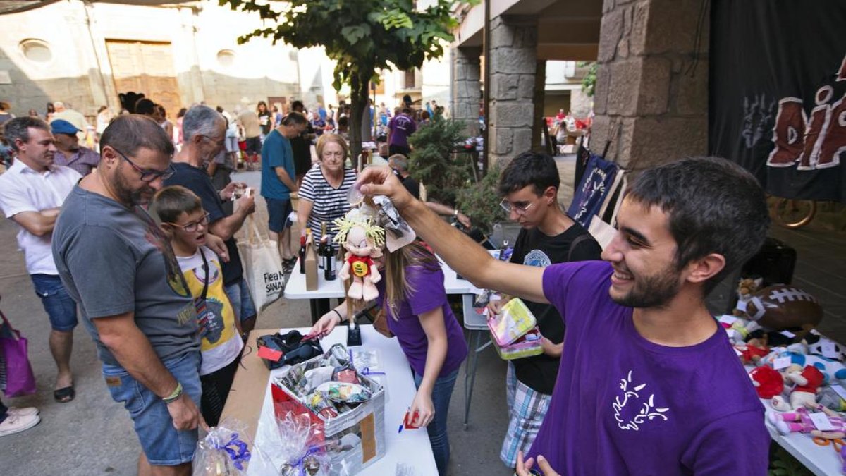 Participants al mercadillo d’objectes de segona mà celebrat ahir a la tarda a Sanaüja.