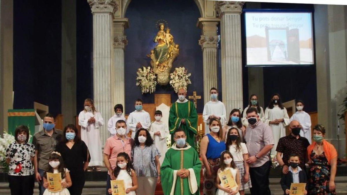 Celebració de les comunions diumenge passat a l’església de Santa Maria de l’Alba de Tàrrega.