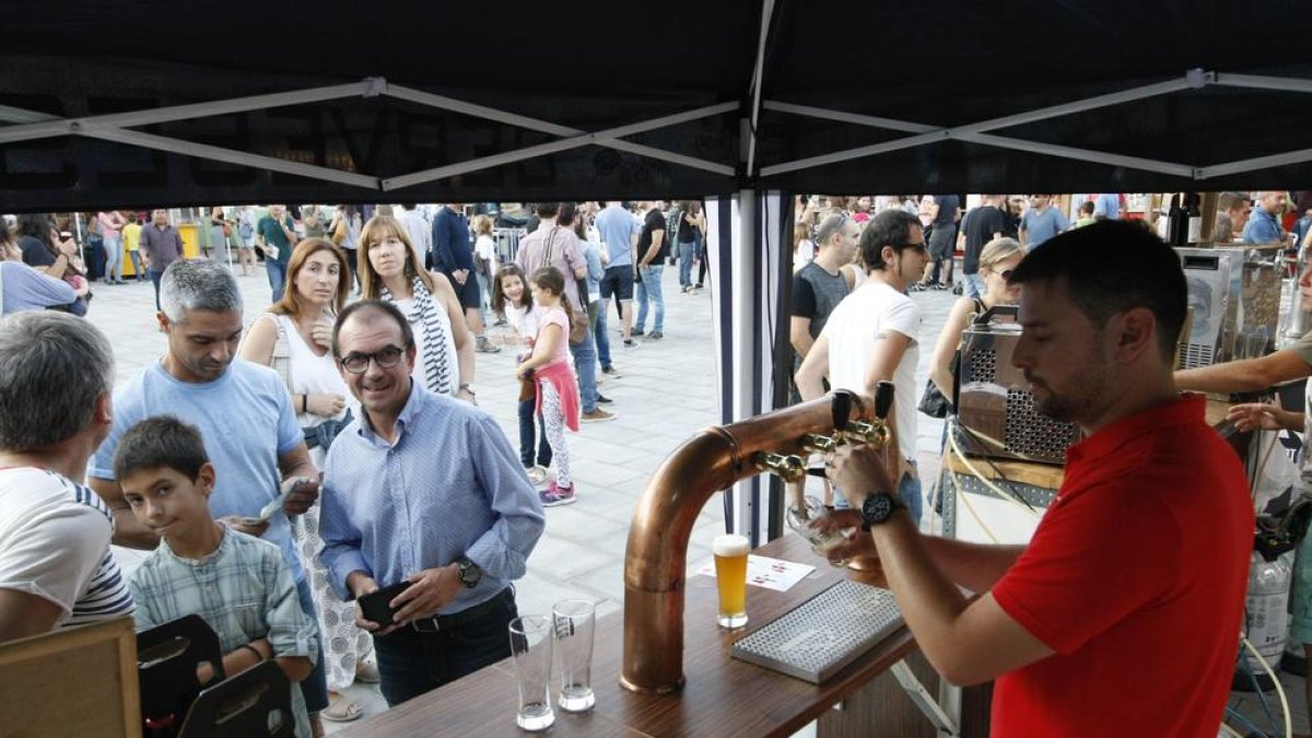 Un lloc de cervesa artesana en una fira celebrada a Lleida.