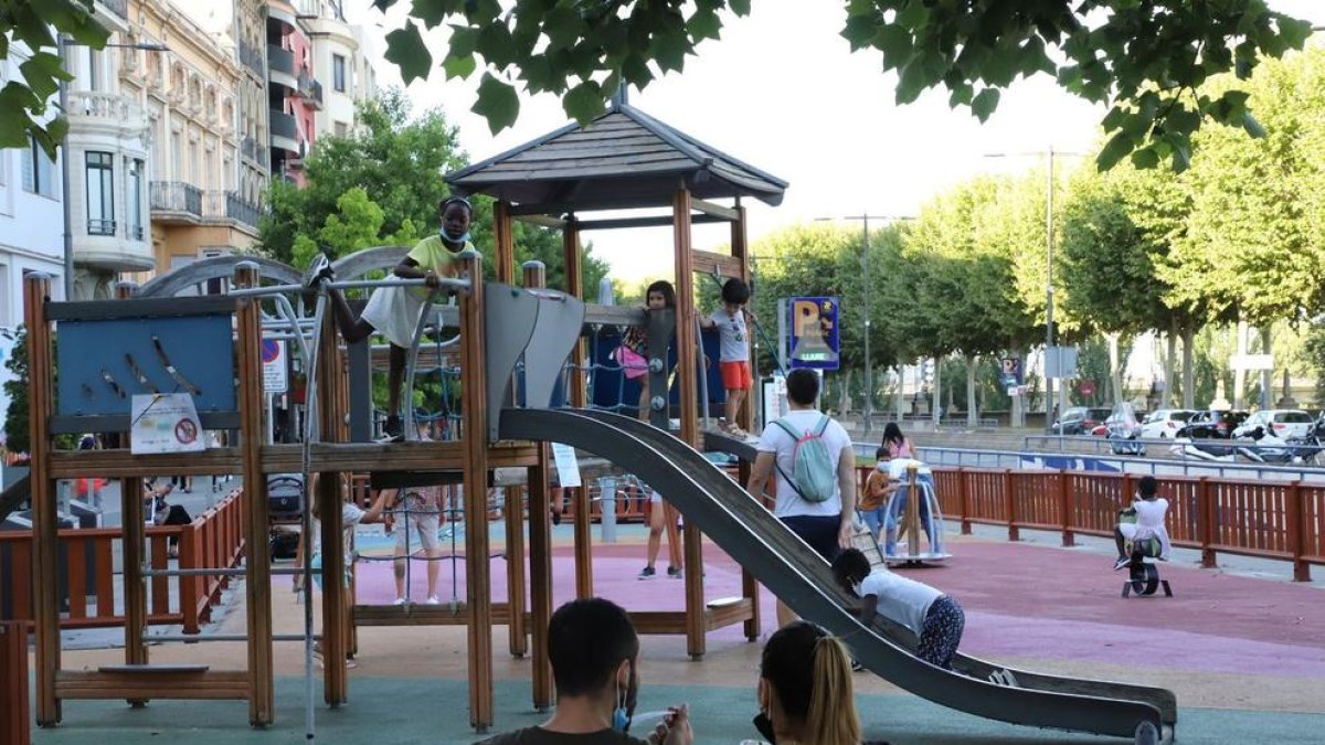 El parc infantil de l'avinguda Blondel de Lleida, amb nens aquest dilluns.