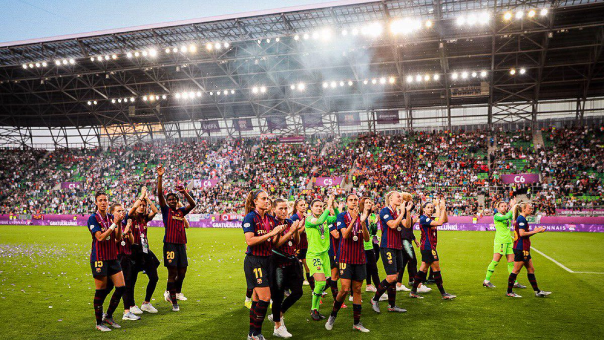 Las azulgranas, con la medalla de subcampeonas de Europa, saludan a la afición que viajó a Budapest.