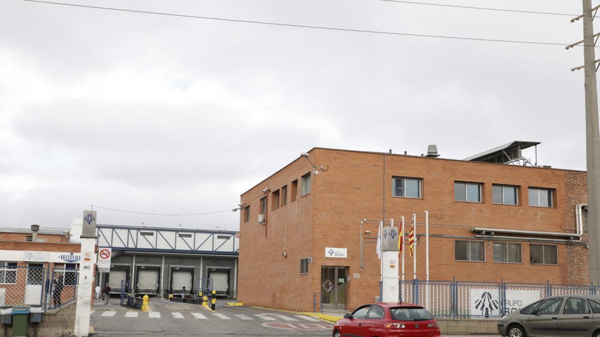 Imagen tomada ayer de los accesos a las instalaciones del matadero y sala de despiece de Sada en el polígono industrial El Segre.