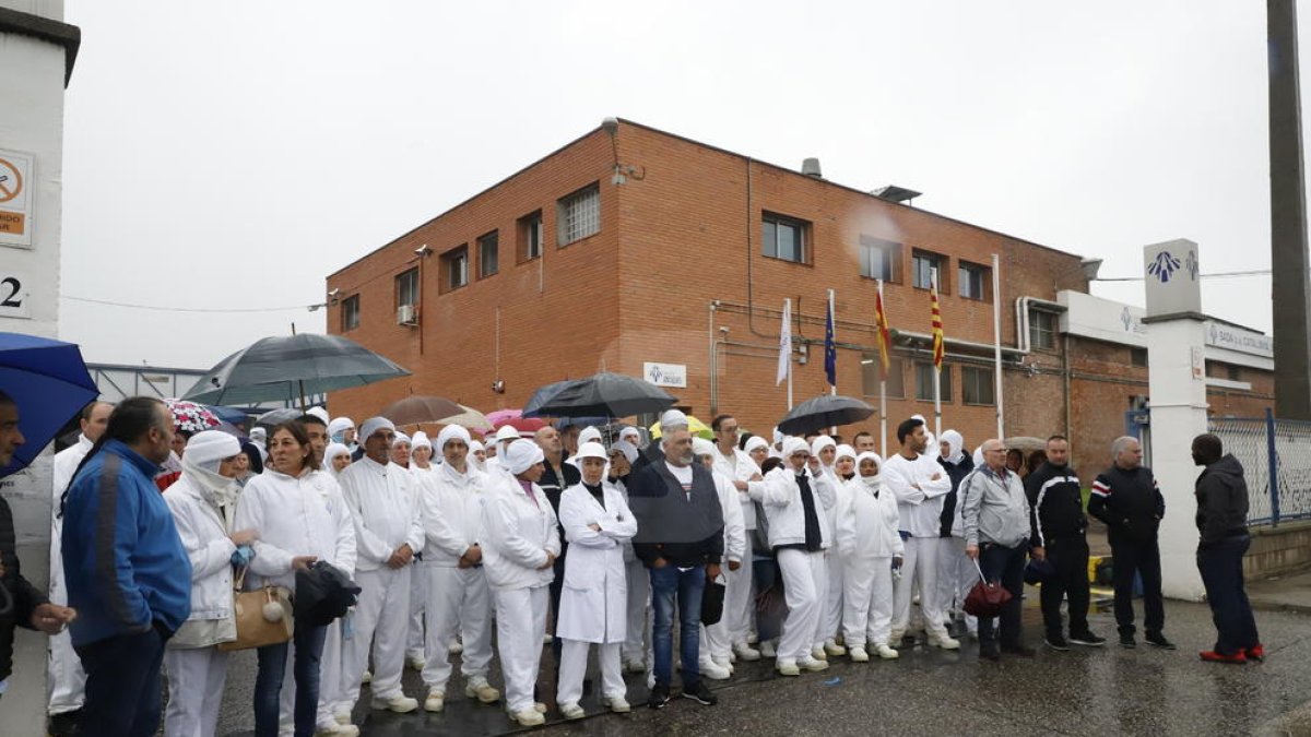 Trabajadores de Sada, este martes por la mañana en las puertas de la empresa en Lleida.