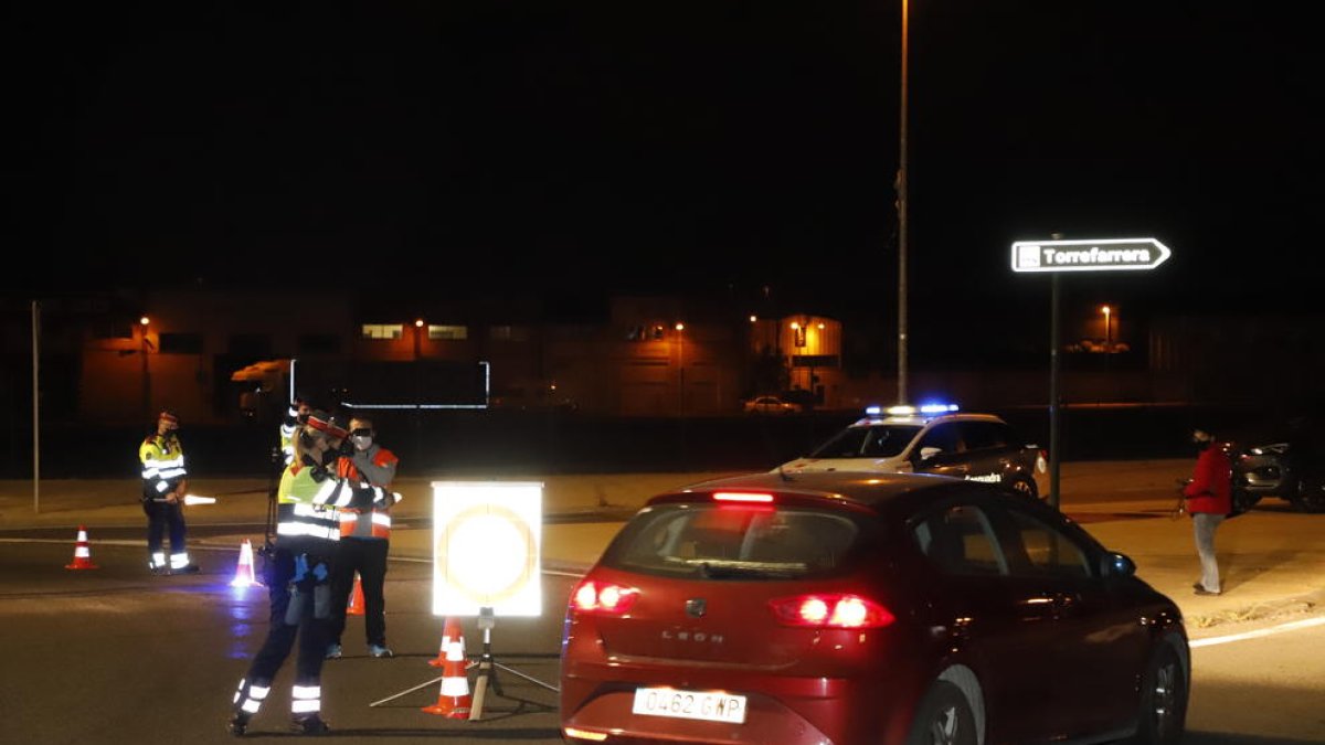 Uno de los primeros controles en la N-230 entre Lleida y Torrefarrera, anoche solo informativo. 