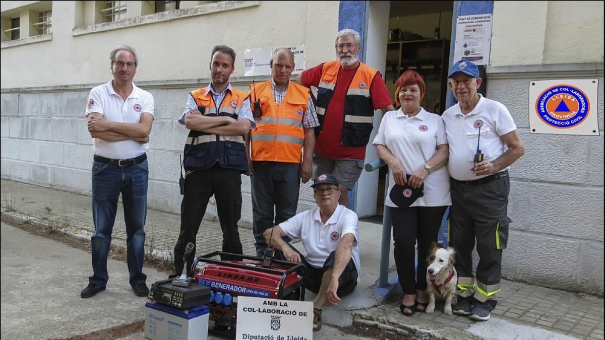 Membres de l’entitat, amb el nou equip de campanya.