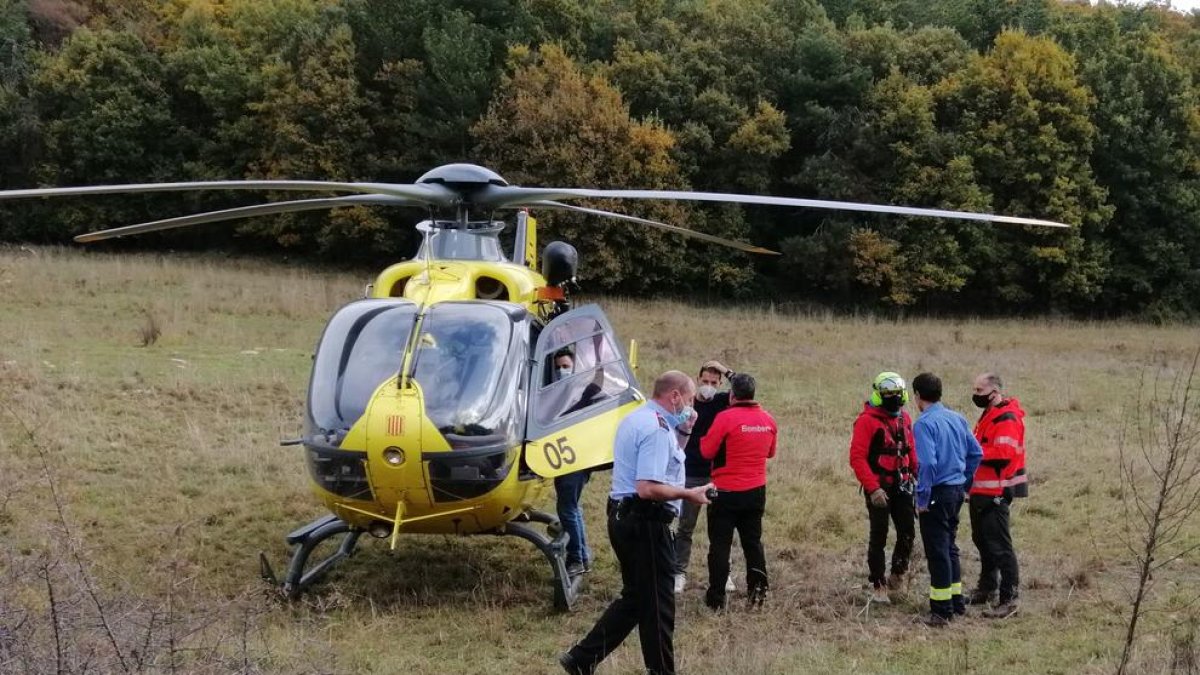 El helicóptero de los Bomberos que trasladó al vecino de Lleida hasta el hospital de Tremp.