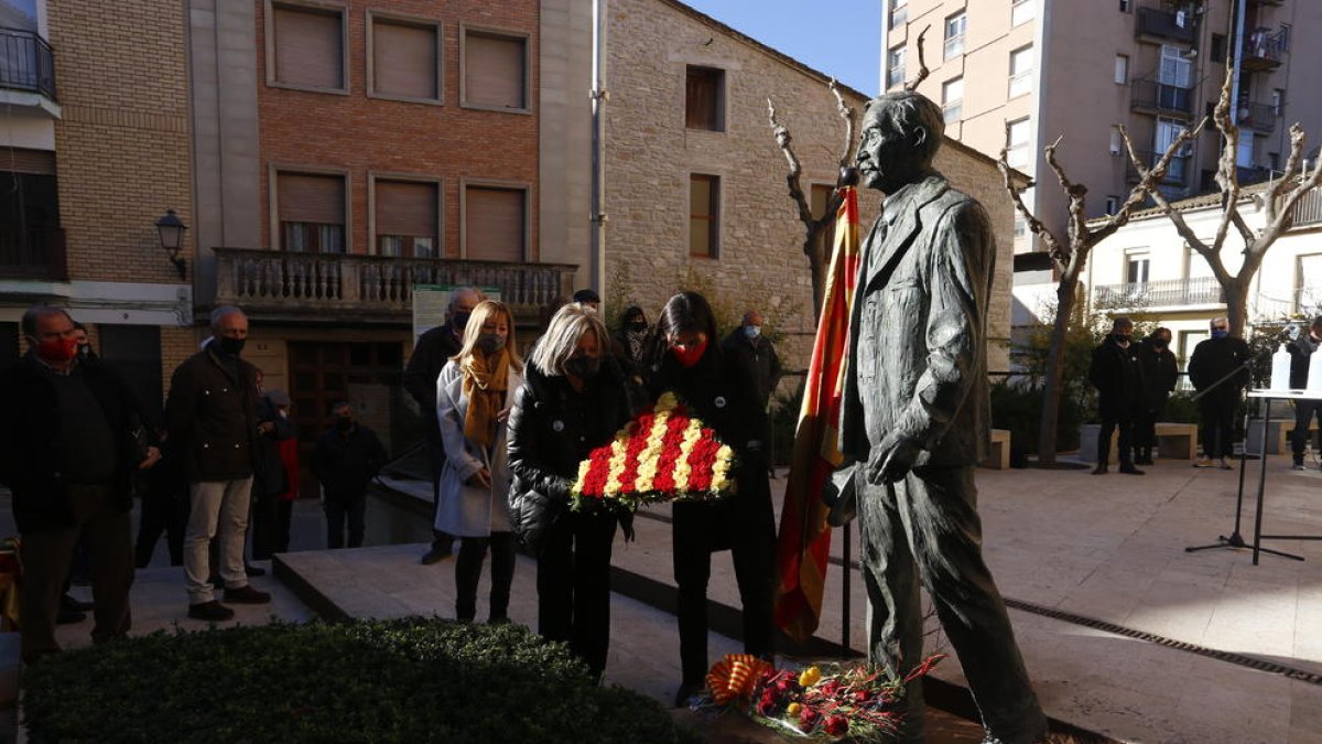 Ofrenda floral al expresident Francesc Macia en Les Borges Blanques, el pasado día de Navidad. 