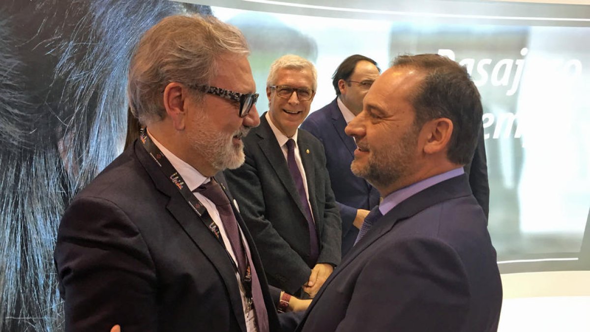 El alcalde de Lleida, Fèlix Larrosa, con el ministro de Fomento, José Luis Ábalos, ayer en Fitur.