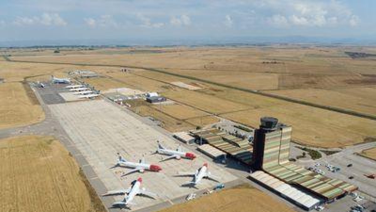 L'aeroport d'Alguaire licita les obres d'ampliació de la plataforma d'estacionament d'avions