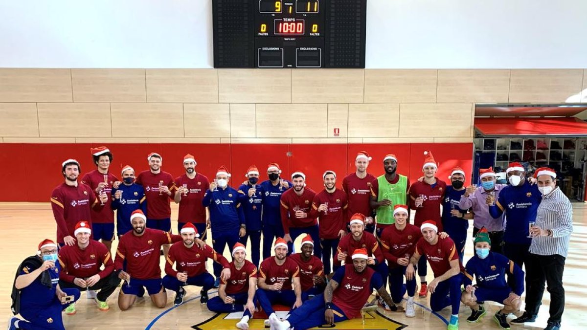 El equipo de balonmano del Barça felicitó las Navidades en su último entrenamiento.