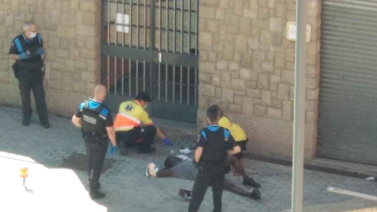 Moment en el qual els sanitari van atendre ‘in situ’ el ferit en l’aldarull a la plaça de l’Ereta.